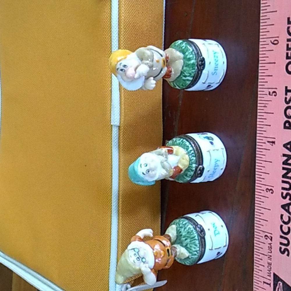 🧚 Disney TRINKET/Pill Box Phb Snow Whites Beaus DWARVES, Doc, Sneezy, Sleepy - Picture 2 of 15